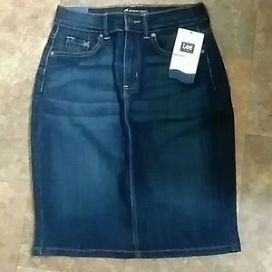 Lee Denim knee kength skirt sz 4